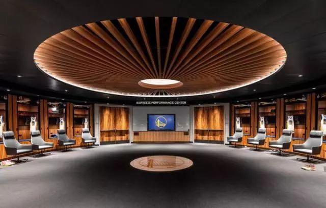 包含重磅！清晨阿森纳调整名单以备欧冠那不勒斯更衣室发声备战NBA常规赛，犹他爵士更衣室发声备战全明星赛的词条